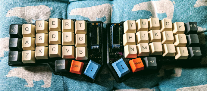 ../_images/corne_keyboard.jpg